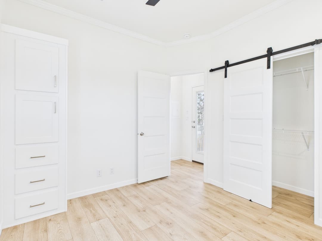 Lake charles 13381b interior and bedroom home features