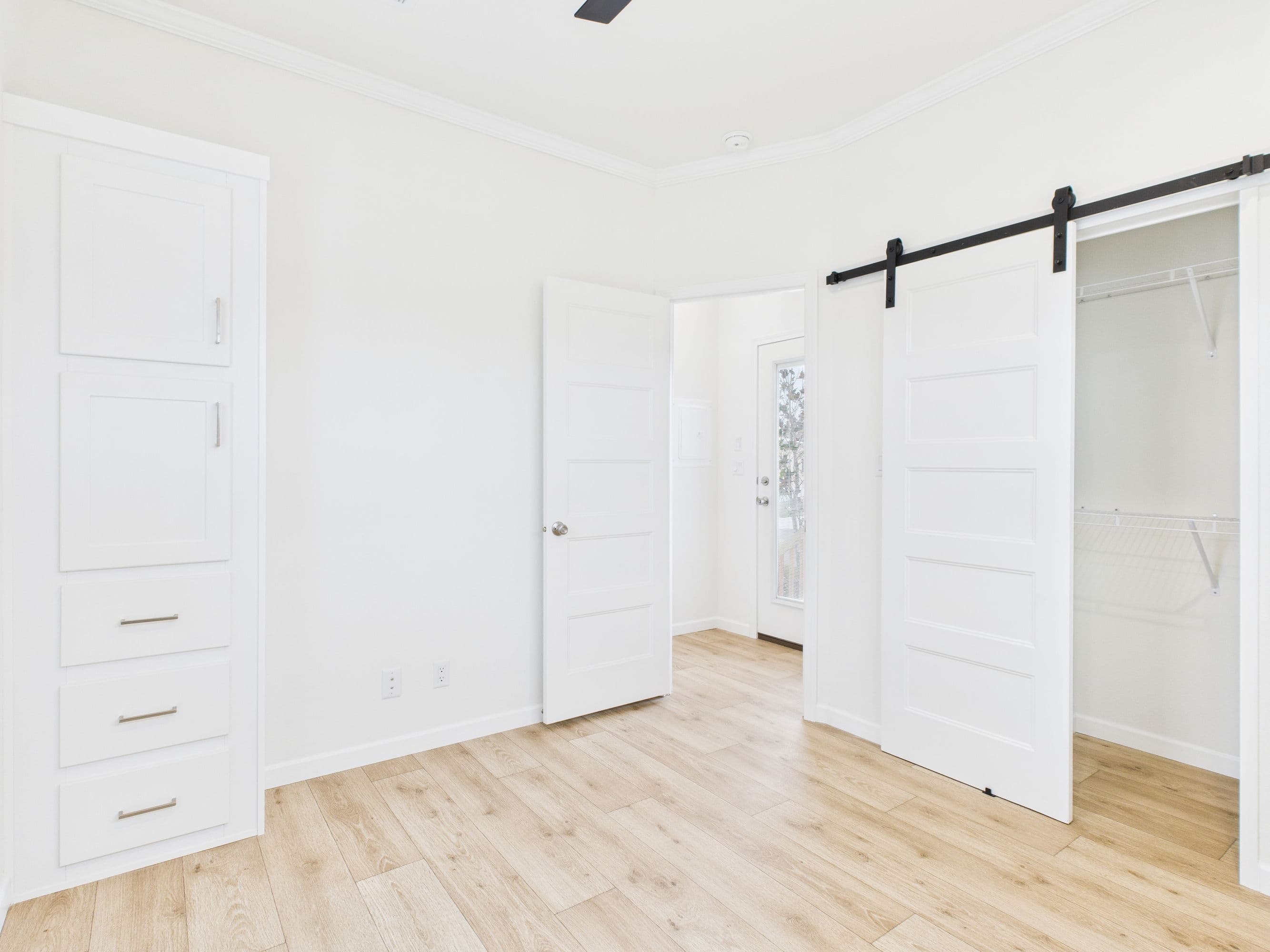 Lake charles 13381b interior and bedroom home features