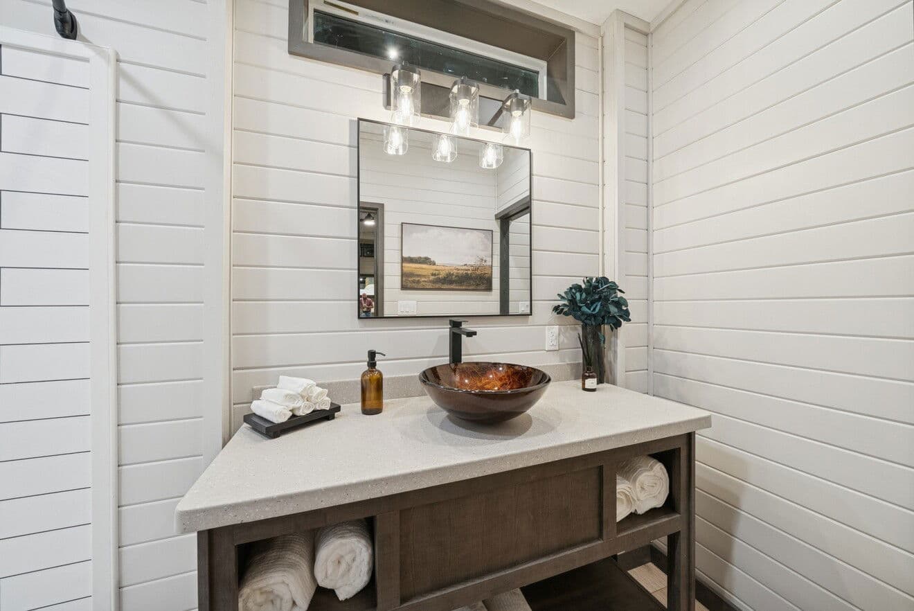 Cottonwood 14361h bathroom home features