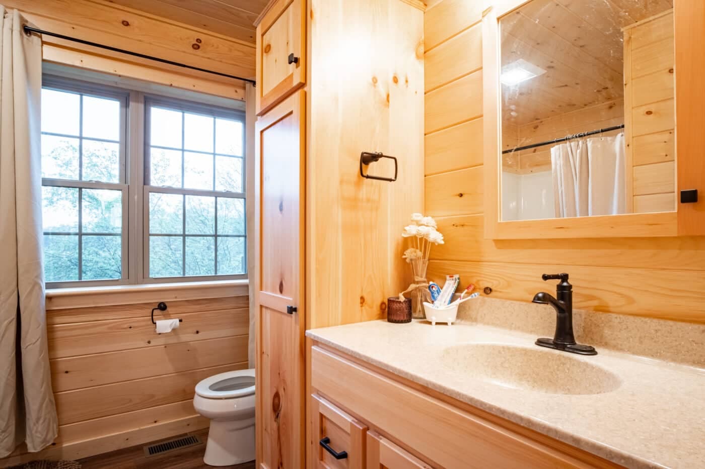 Alpine 2652 bathroom home features