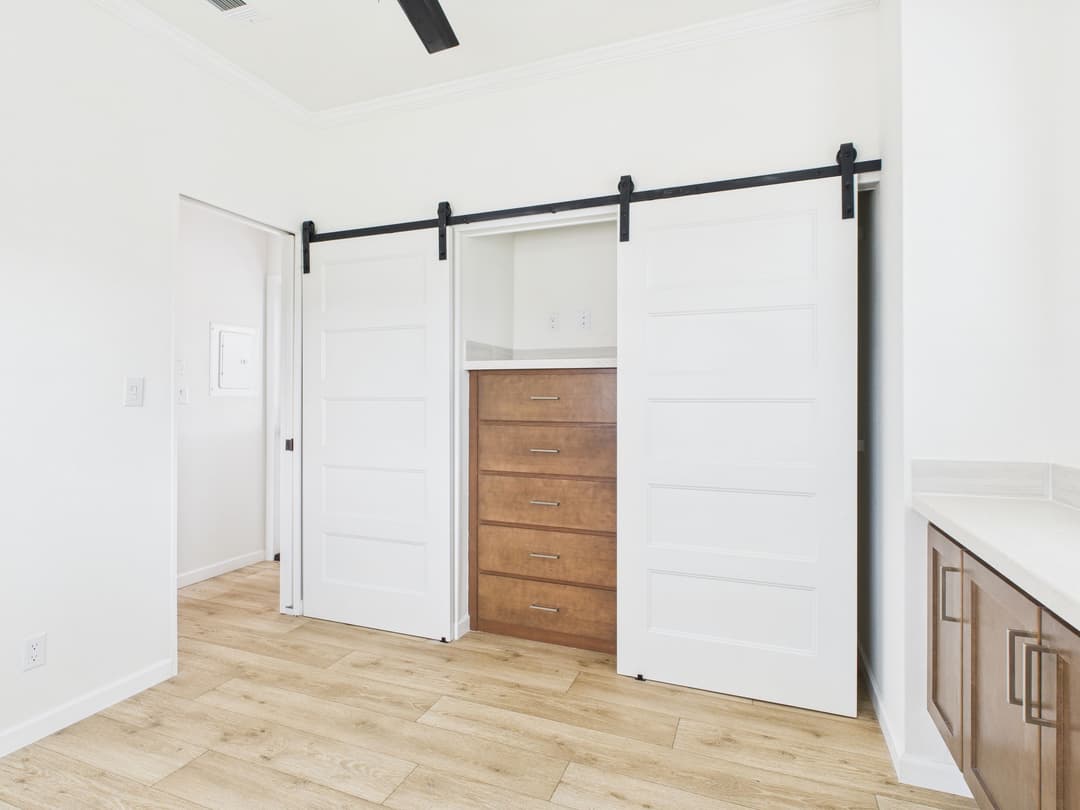 Hawk 13381c interior and bedroom home features