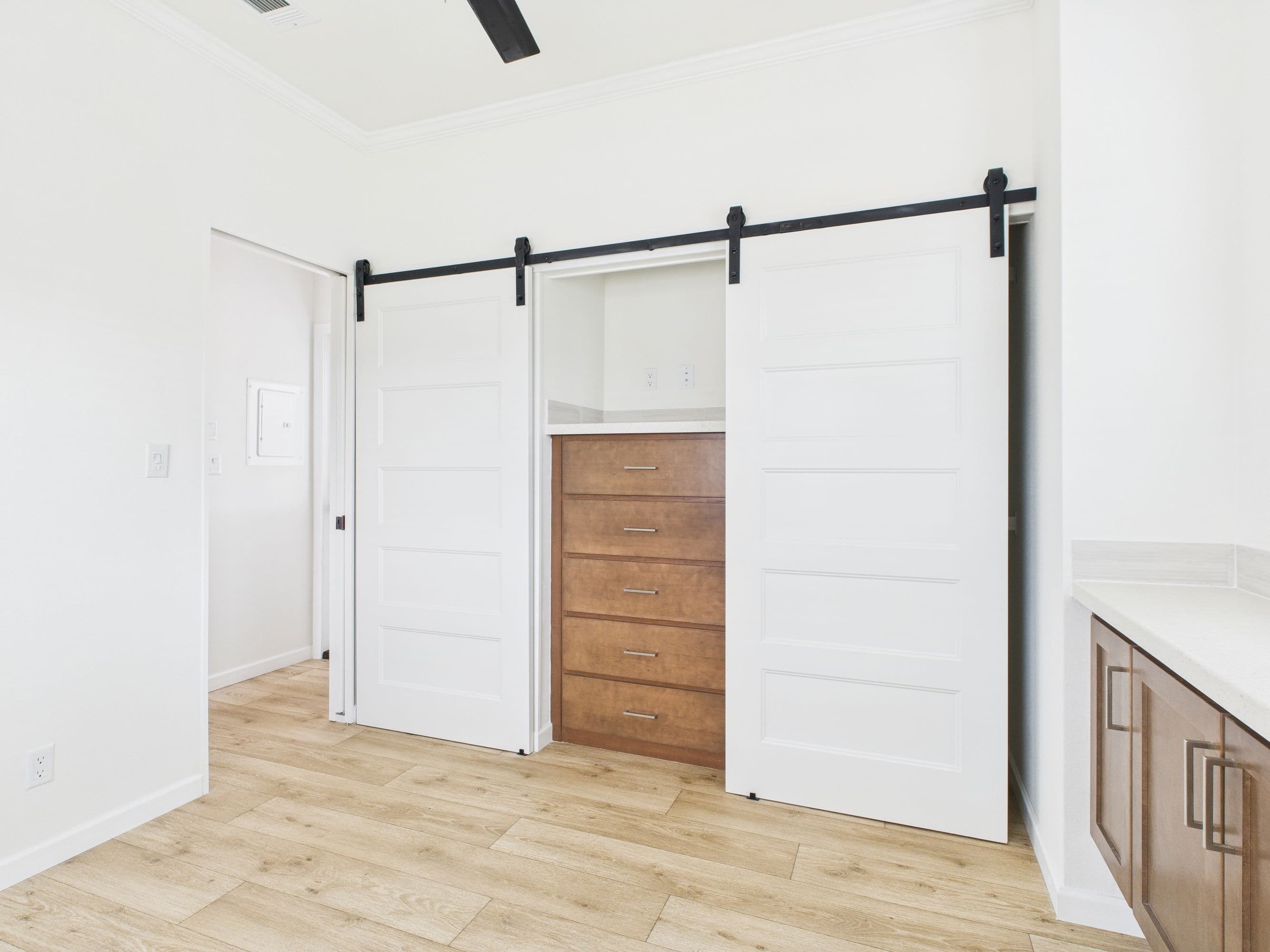 Hawk 13381c interior and bedroom home features