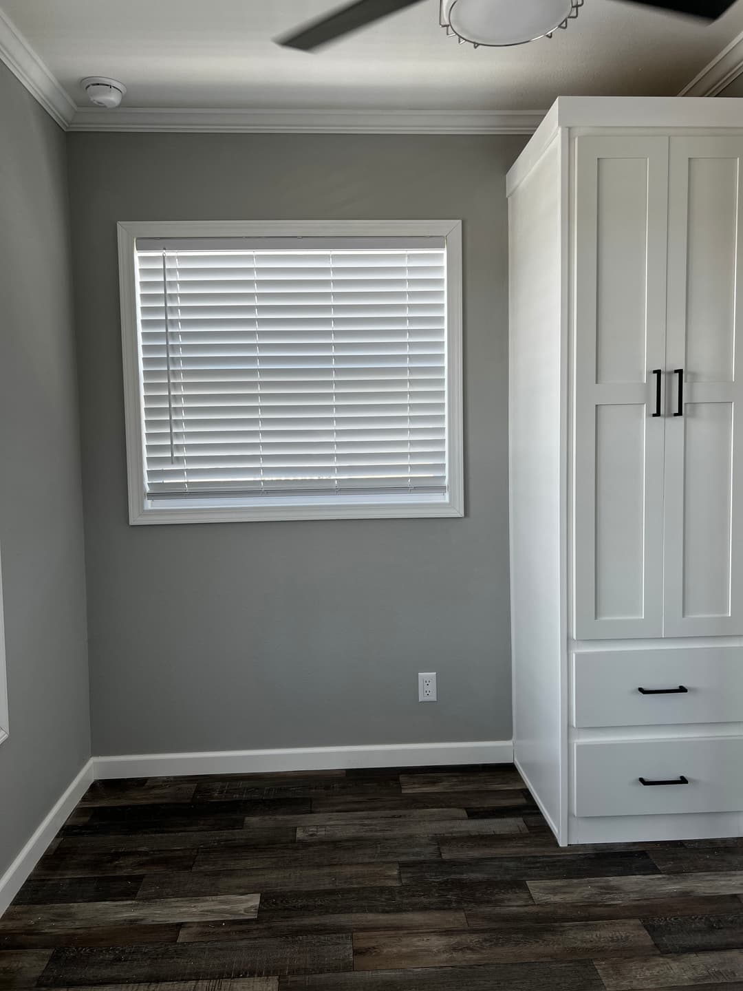 Hawk 12422a interior and bedroom home features