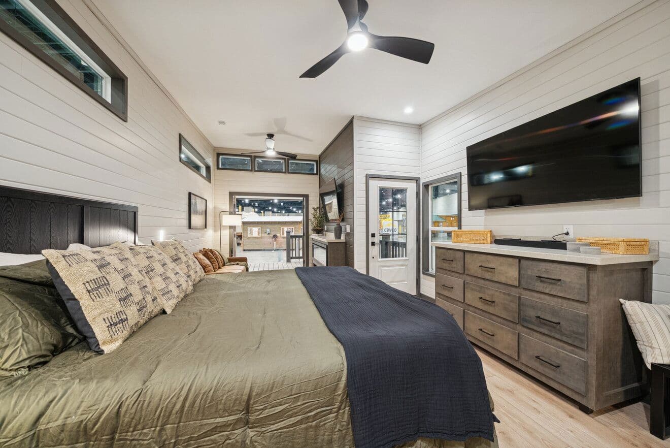 Cottonwood 14361h bedroom home features