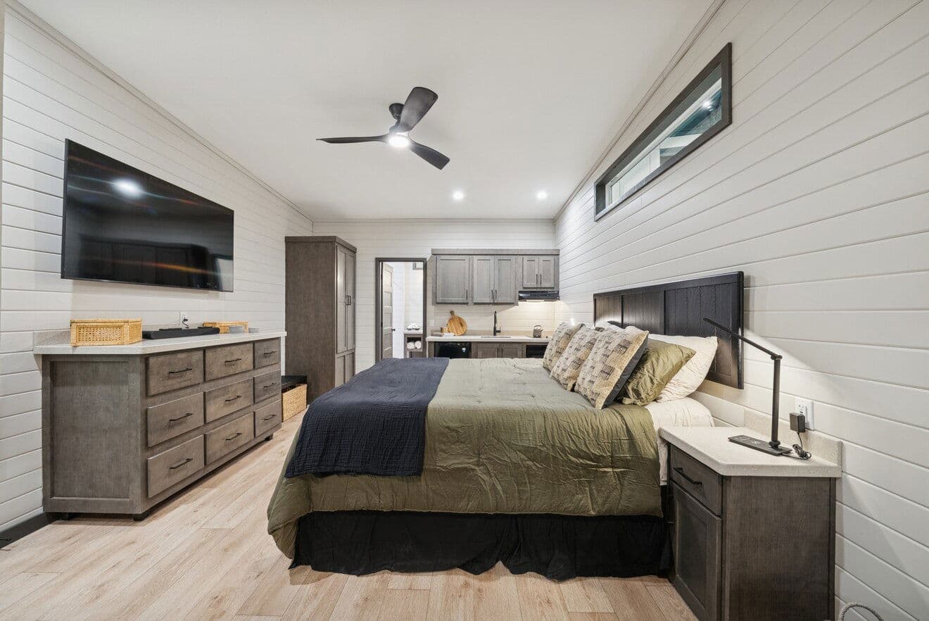 Cottonwood 14361h bedroom home features