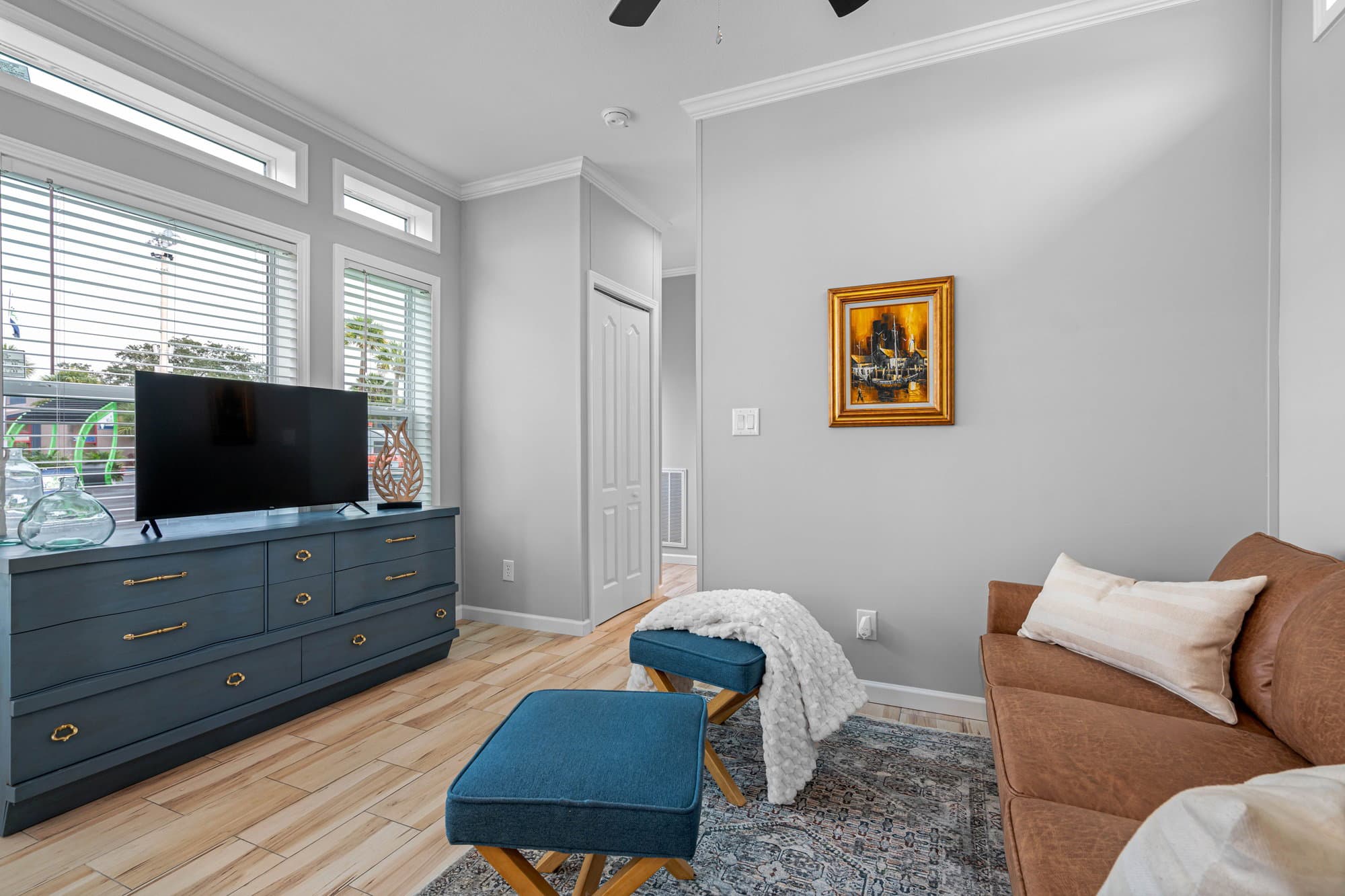 Daisy interior home features