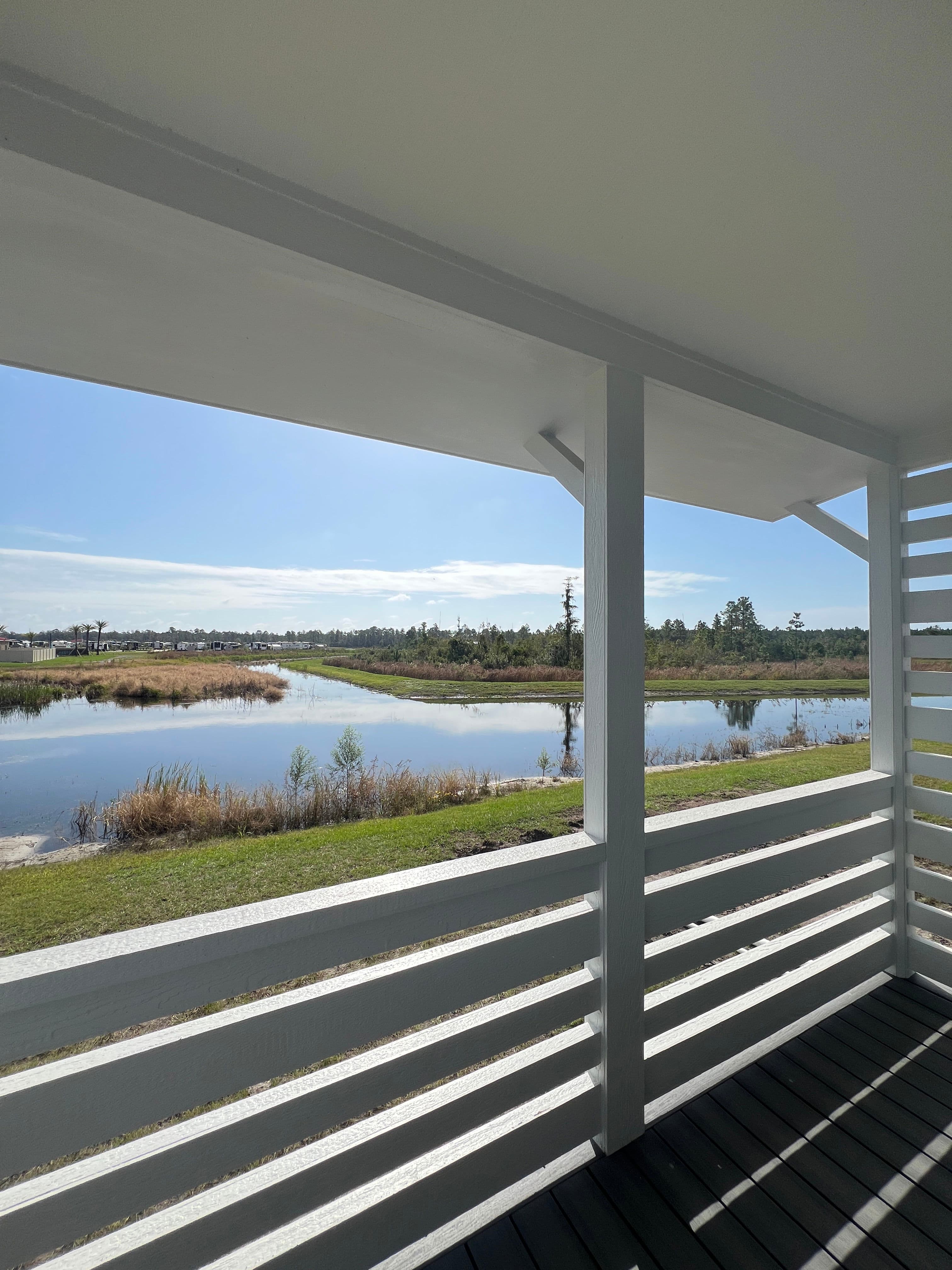 Hawk elite 13381d exterior and bedroom home features