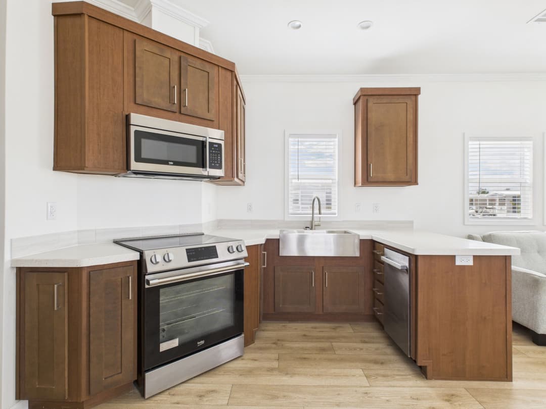 Hawk 13381c interior and kitchen home features