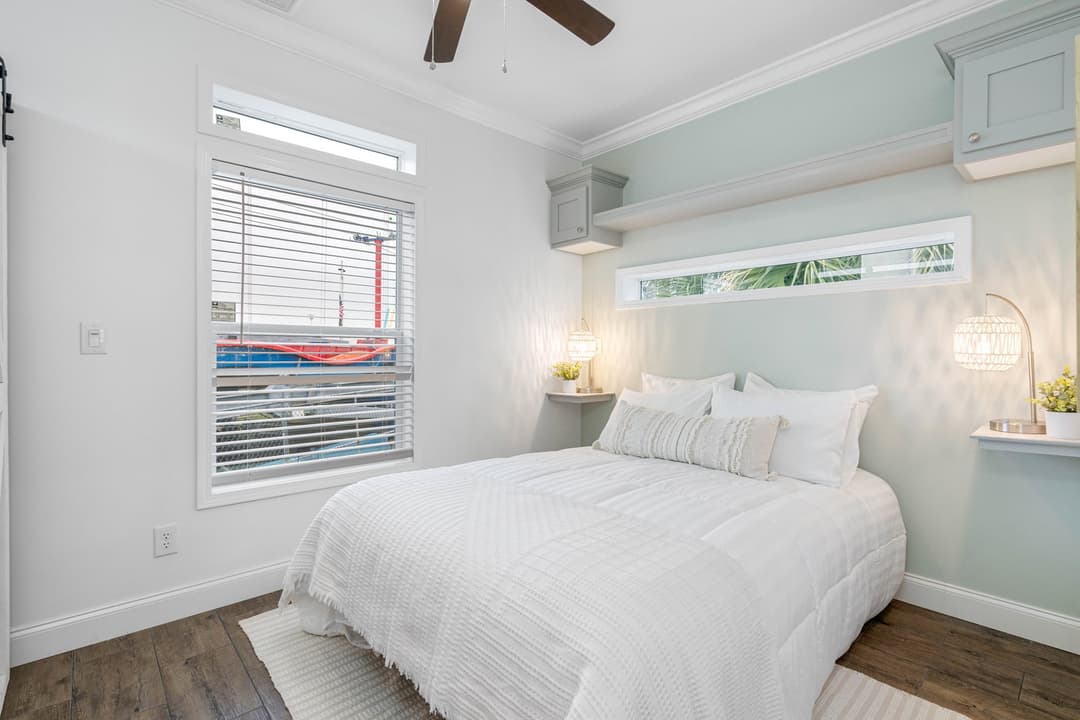 Daisy bedroom home features