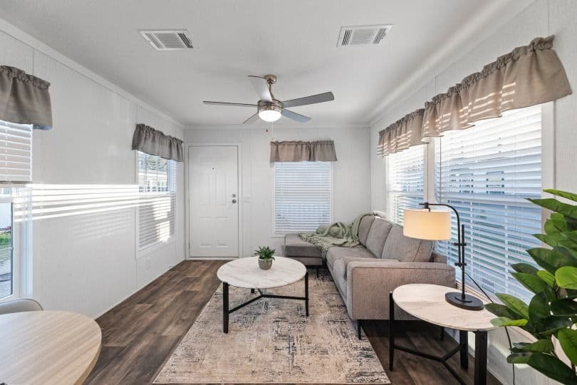 The palmetto rose interior home features