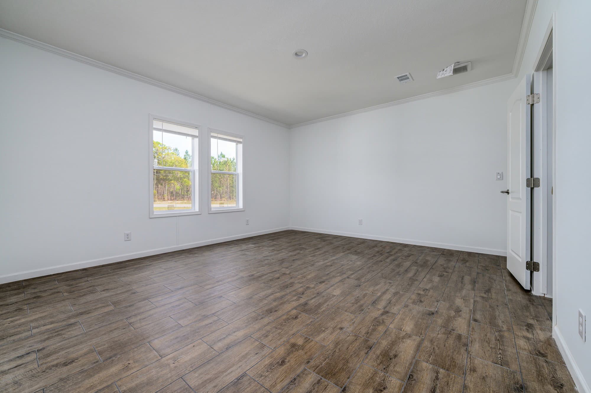 Daphne bedroom home features