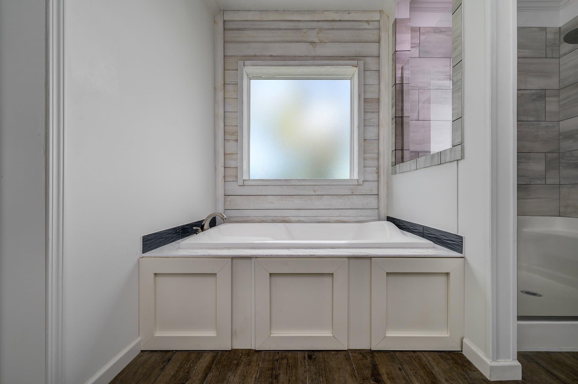 Daphne bathroom home features