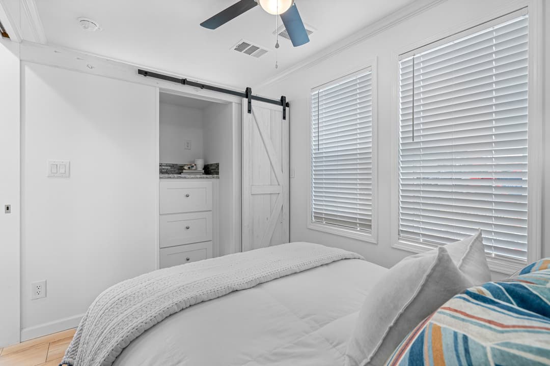 Paradise bedroom home features