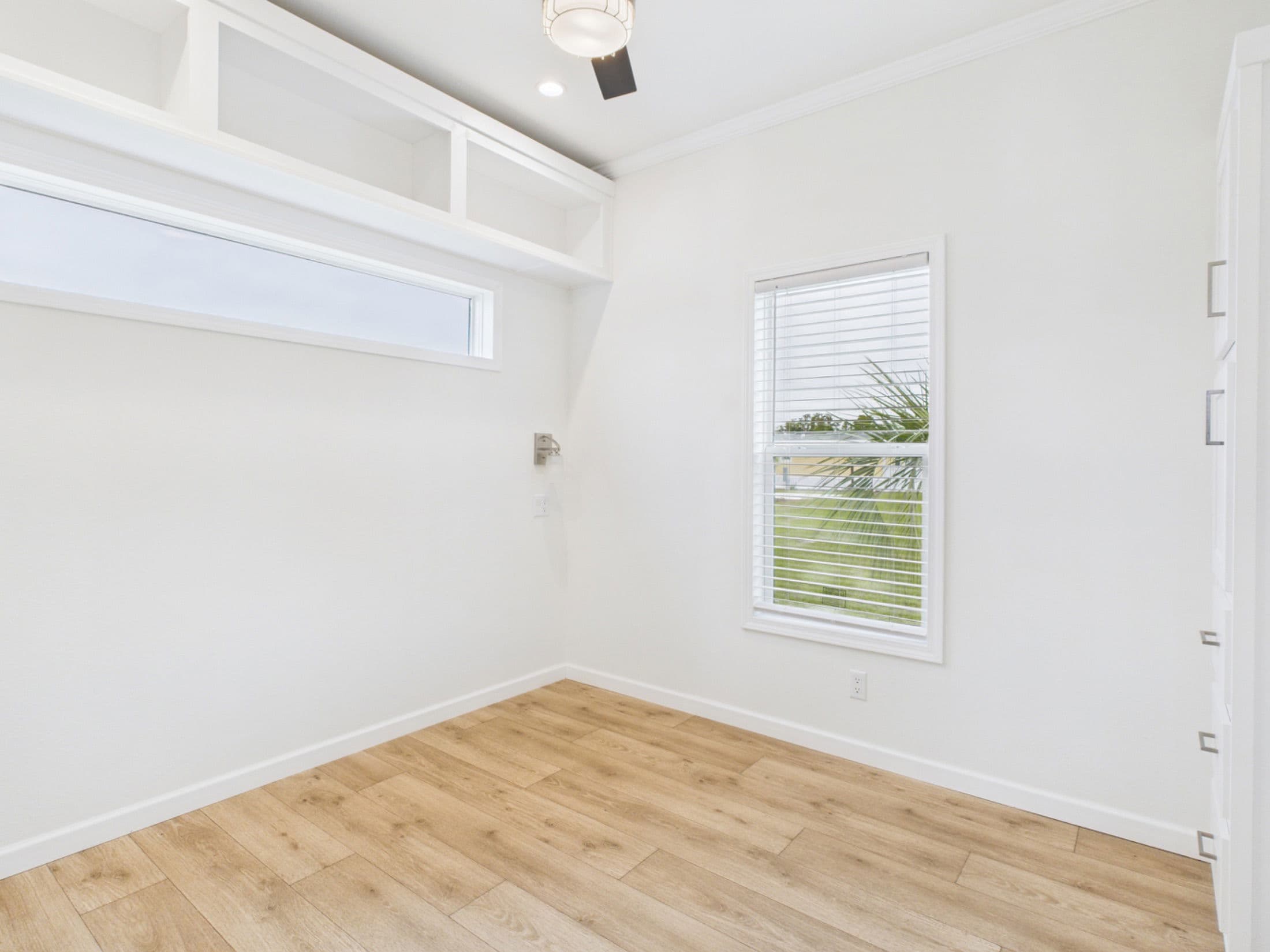 Lake charles 13381b interior and bedroom home features