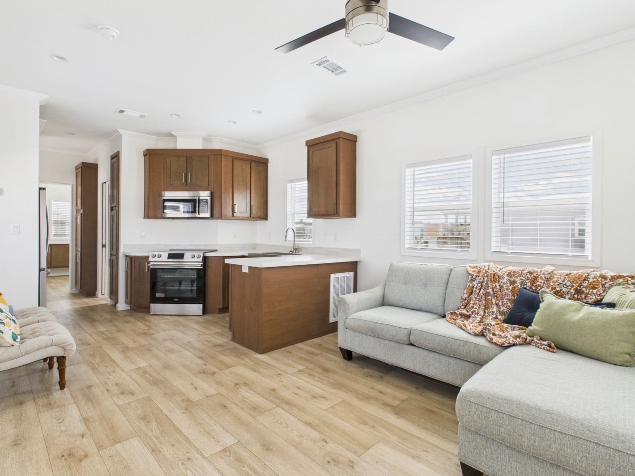 Hawk 13381c interior home features