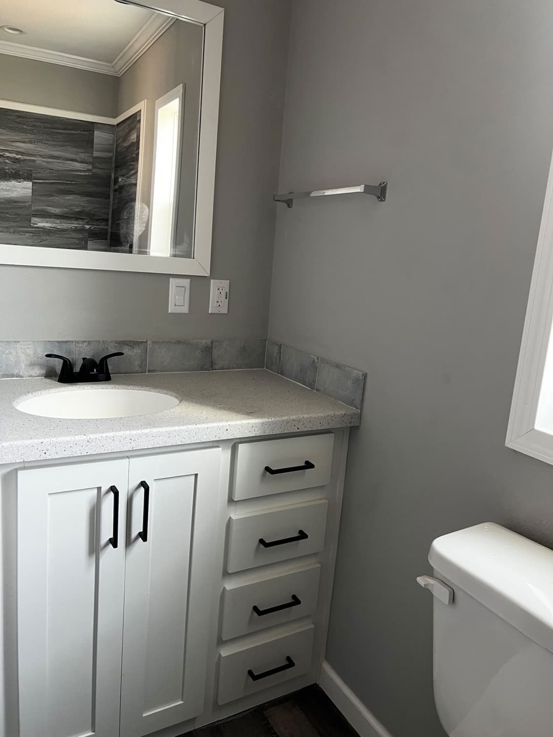 Hawk 12422a interior and bathroom home features