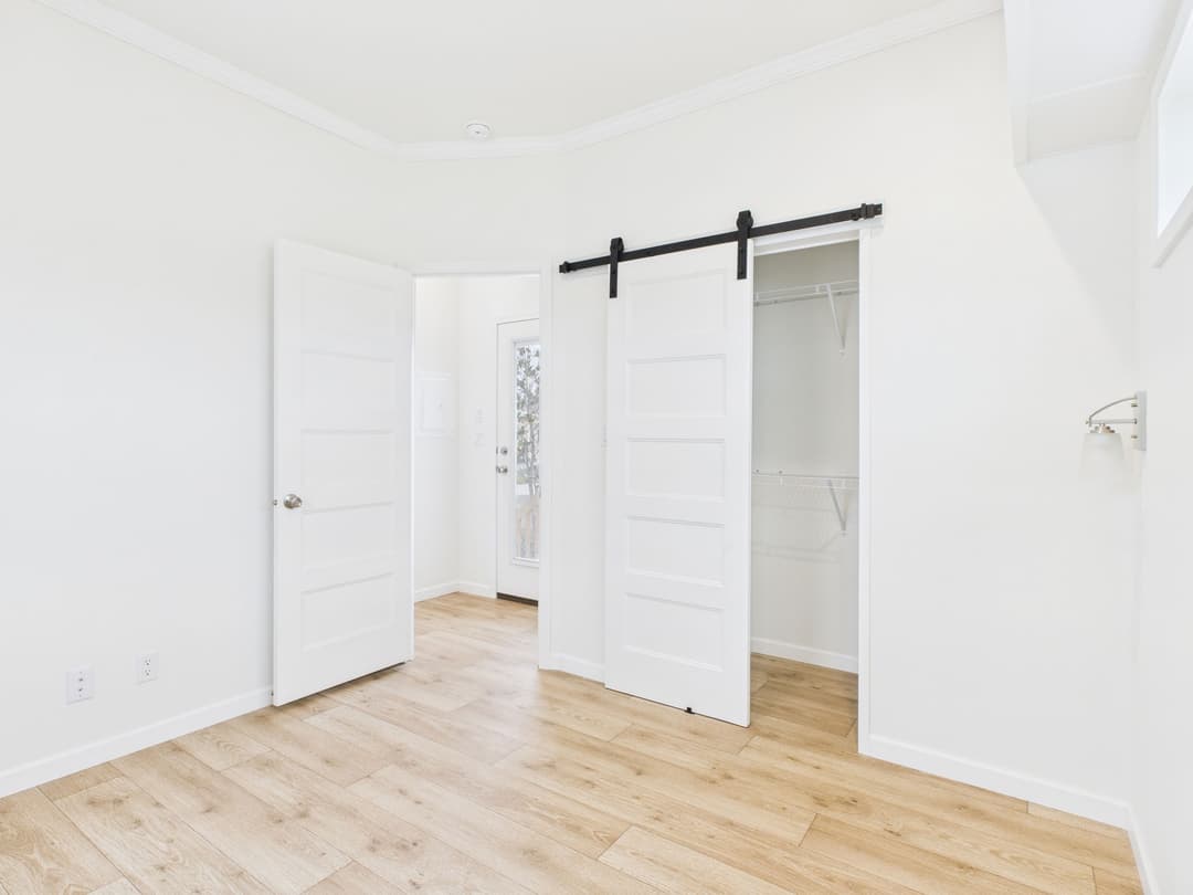 Lake charles 13381b interior and bedroom home features