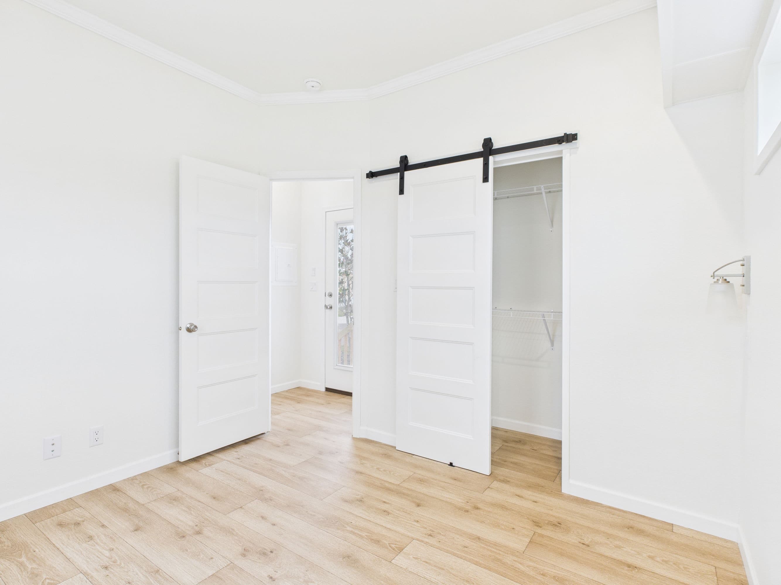 Lake charles 13381b interior and bedroom home features