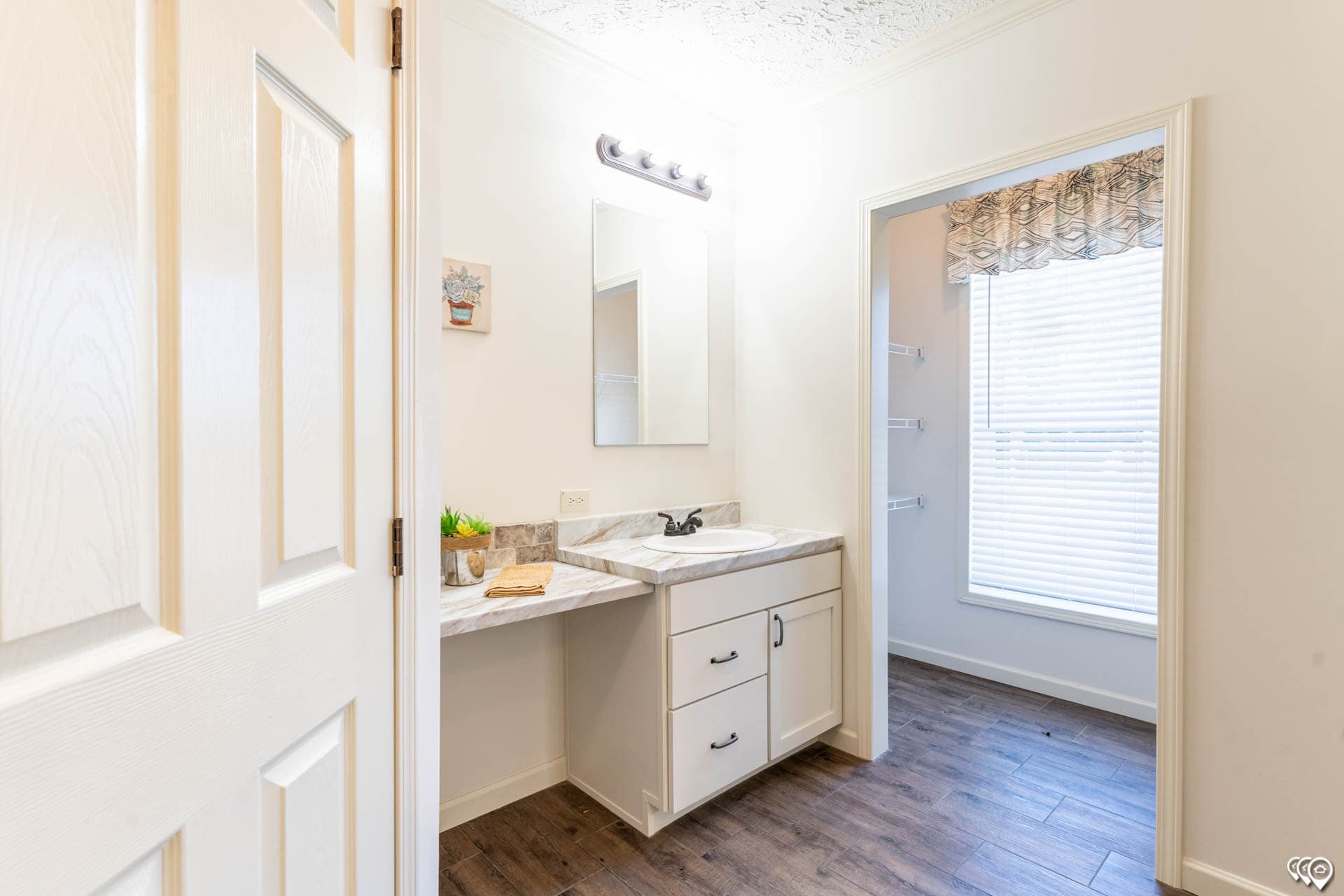 Aimon 4br bathroom home features