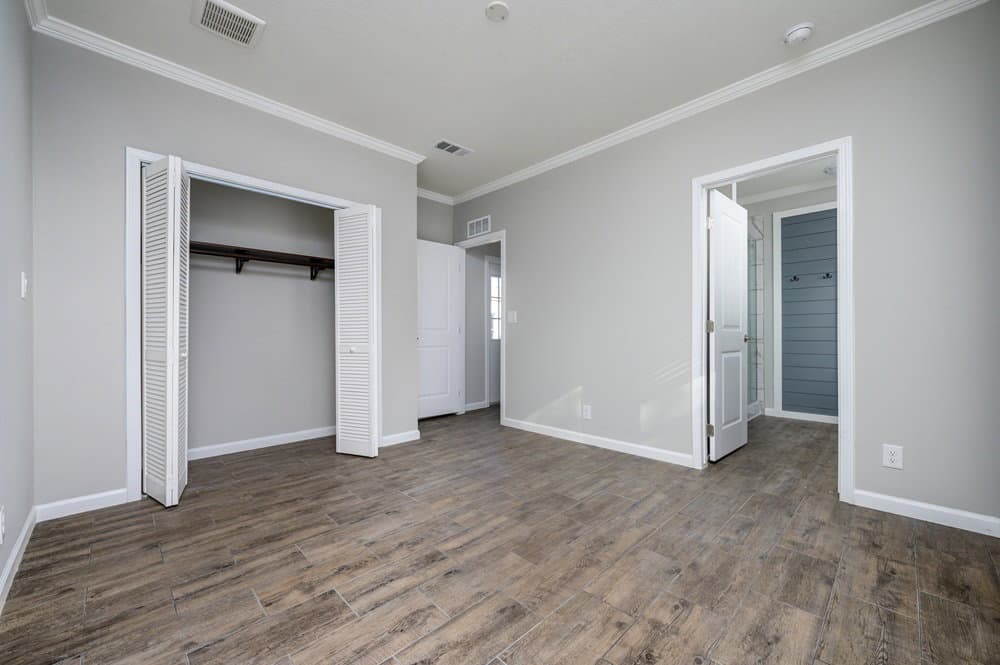 Riverfront bedroom home features