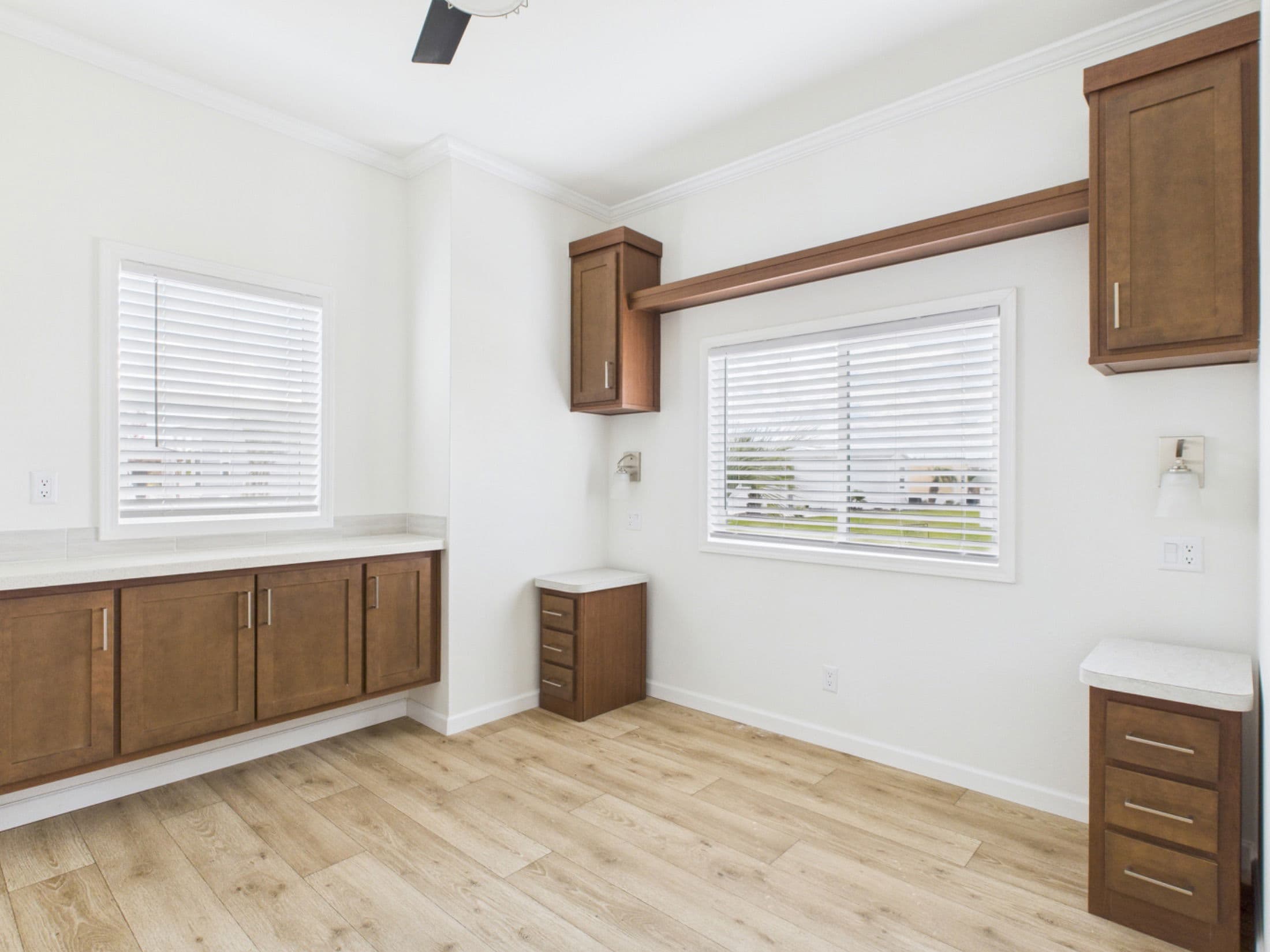 Hawk 13381c interior and bedroom home features