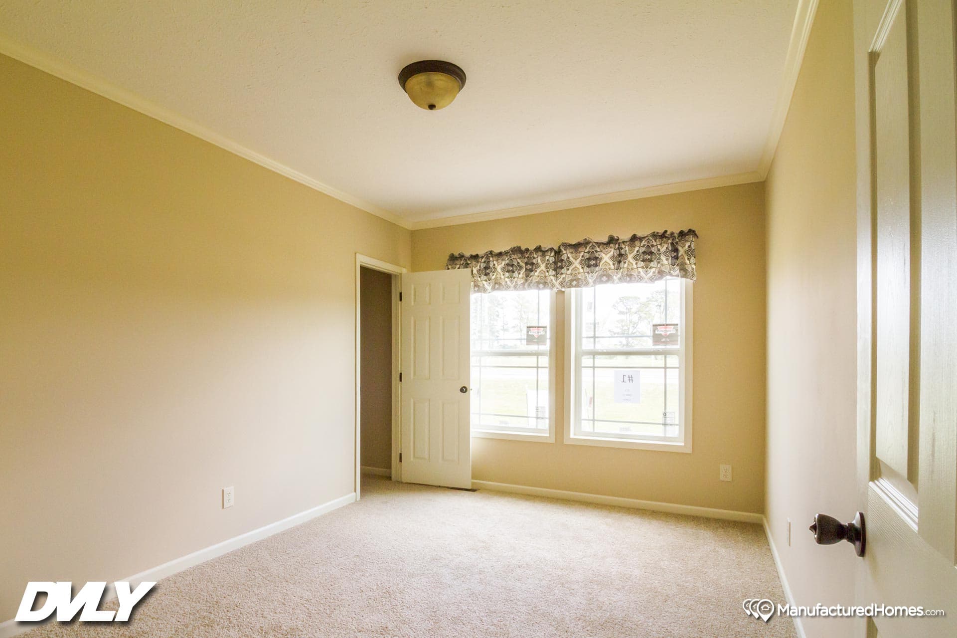 Ahaveh bedroom home features