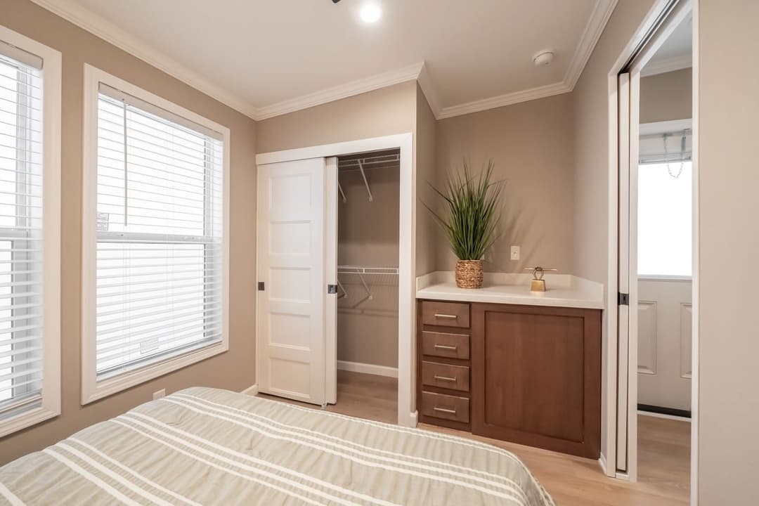 Wedge 13442s bedroom home features