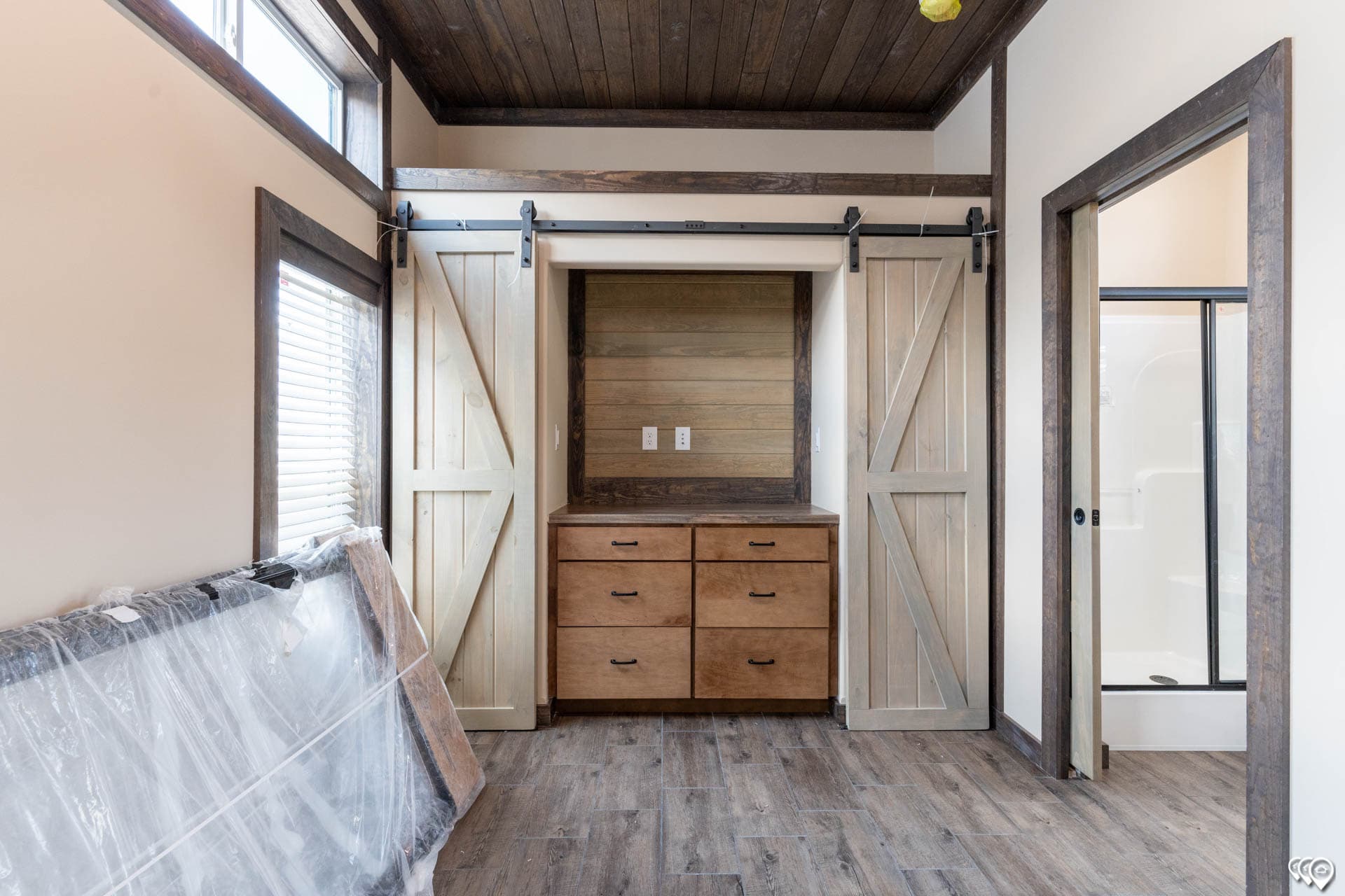 Cozy cabin bedroom home features