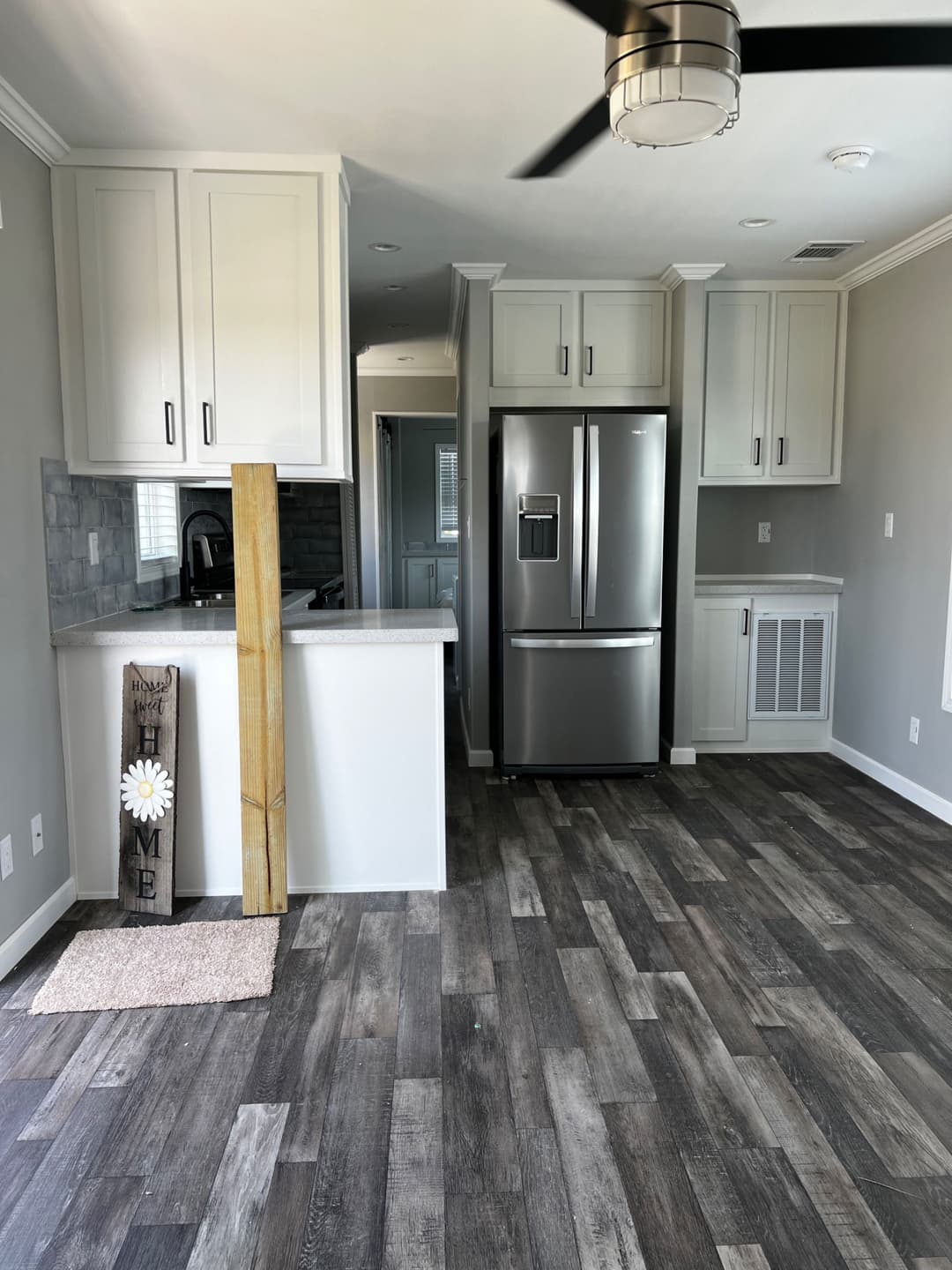 Hawk 12422a interior and kitchen home features