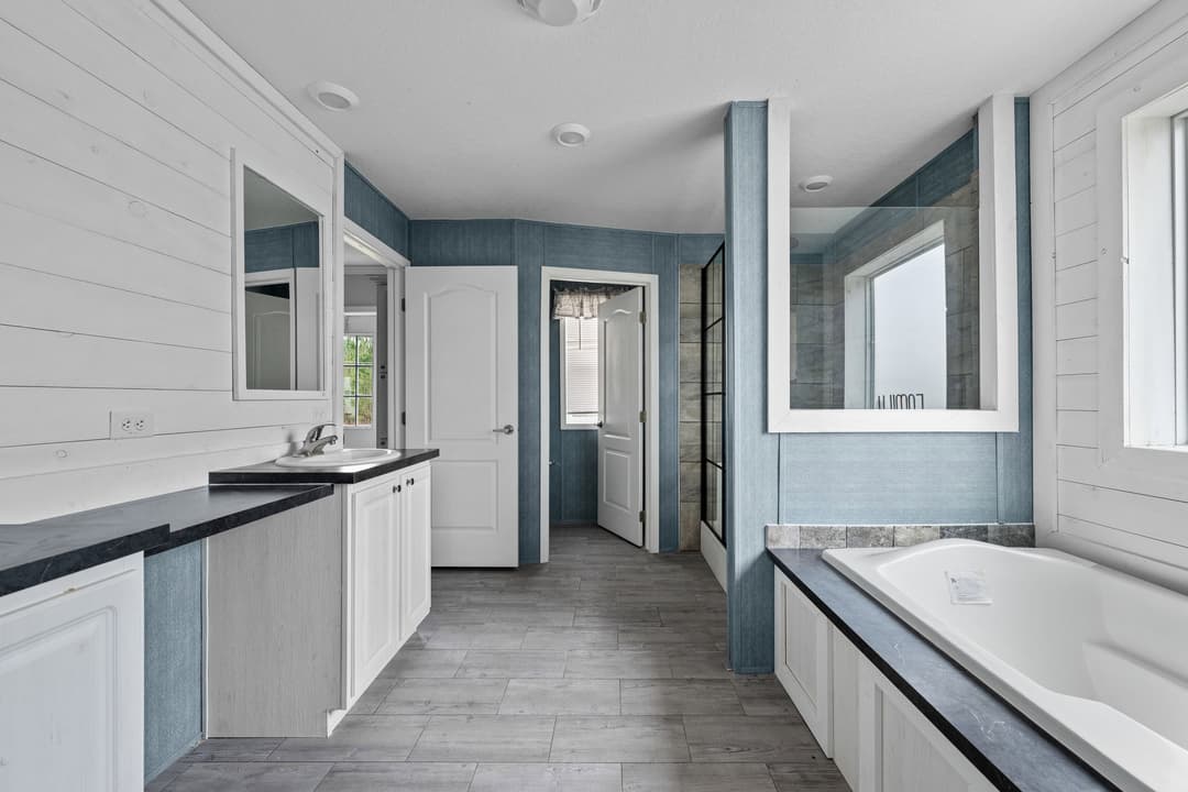 Venice w/study bathroom home features