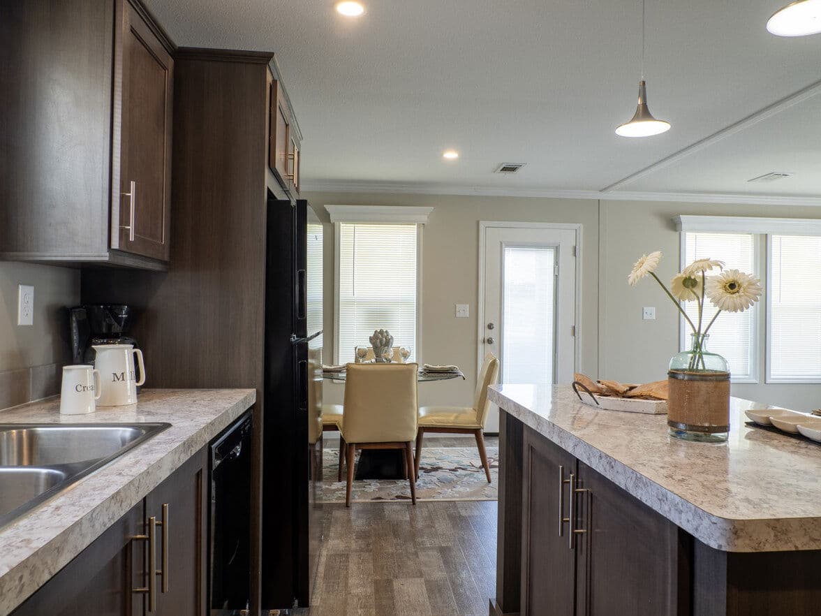 Avon park 24482e kitchen home features