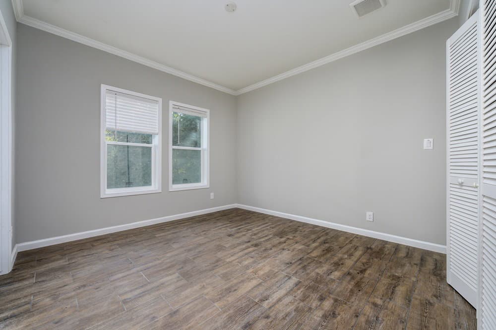 Riverfront bedroom home features