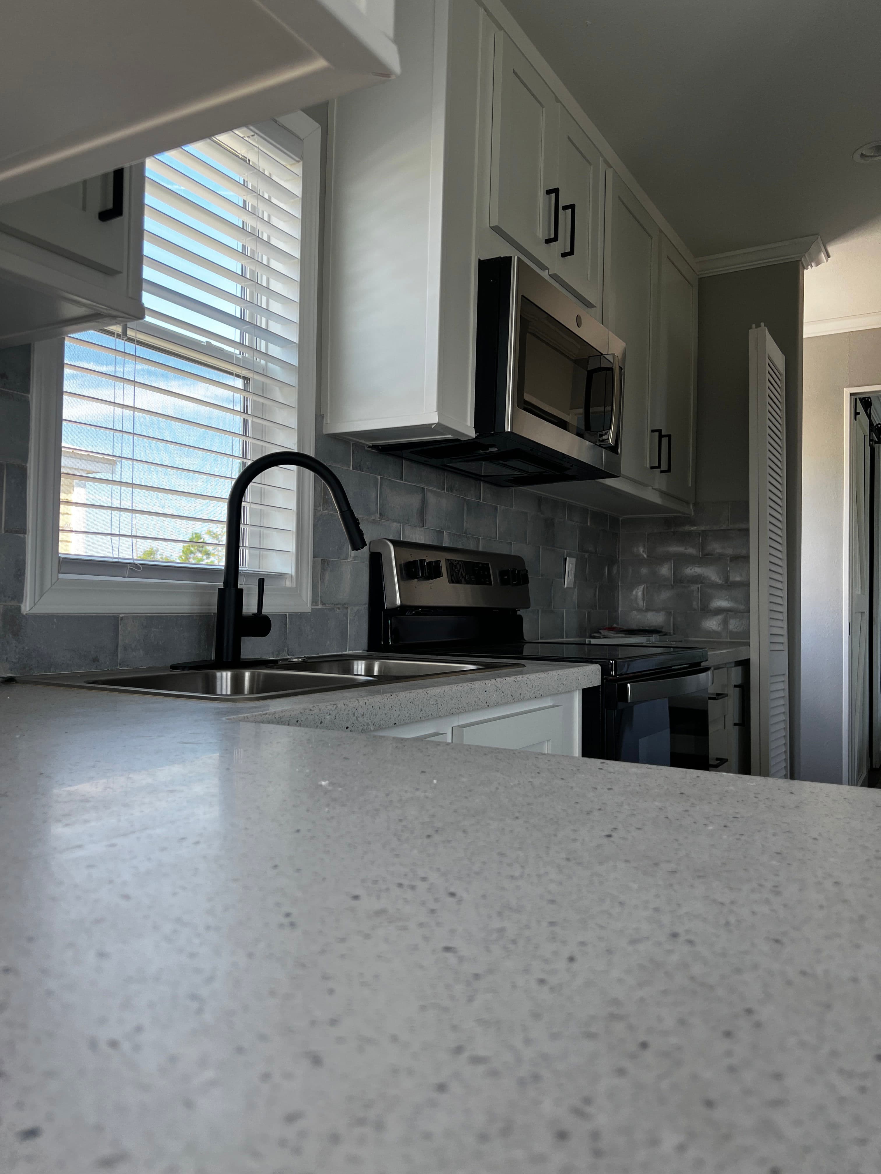 Hawk 12422a interior and kitchen home features