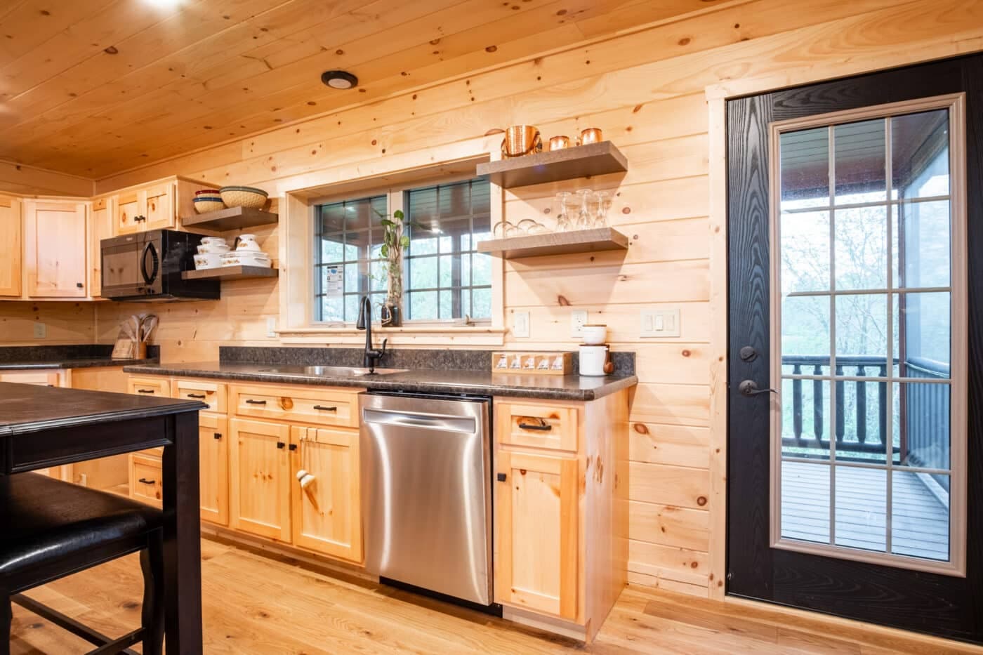 Alpine 2652 kitchen home features