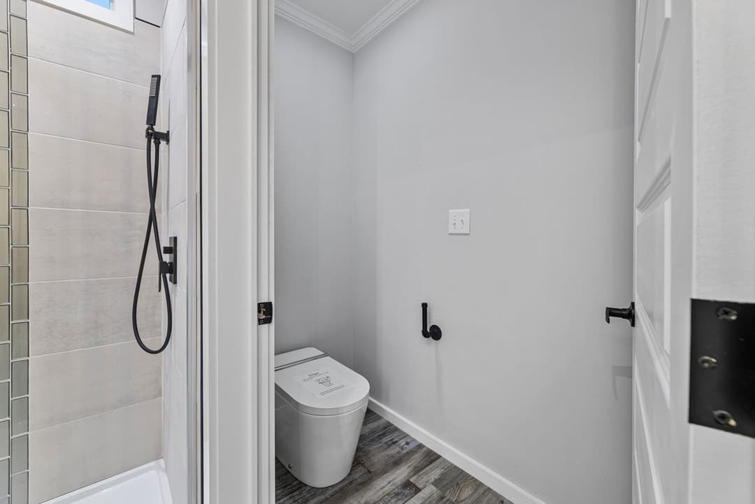 The davan | 28683a | hud bathroom home features