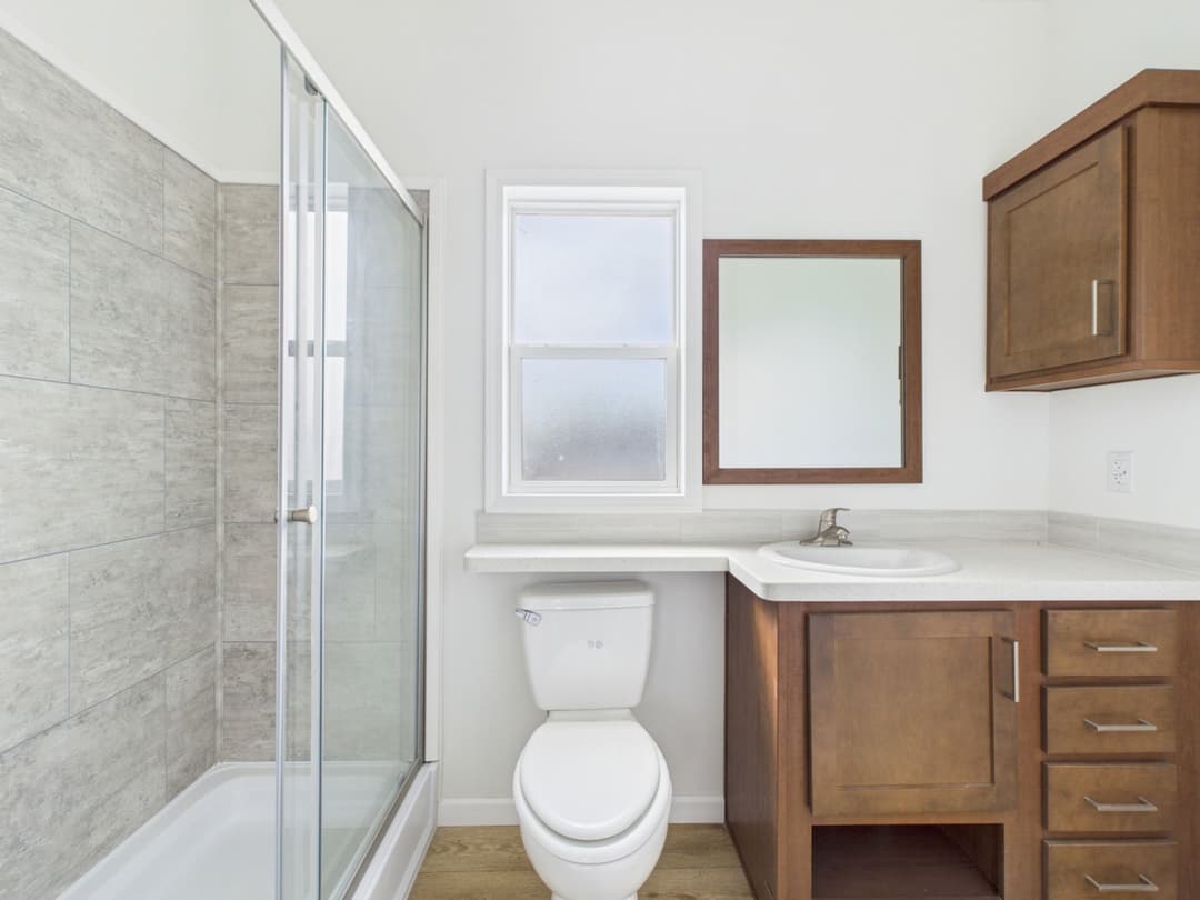 Hawk 13381c interior and bathroom home features