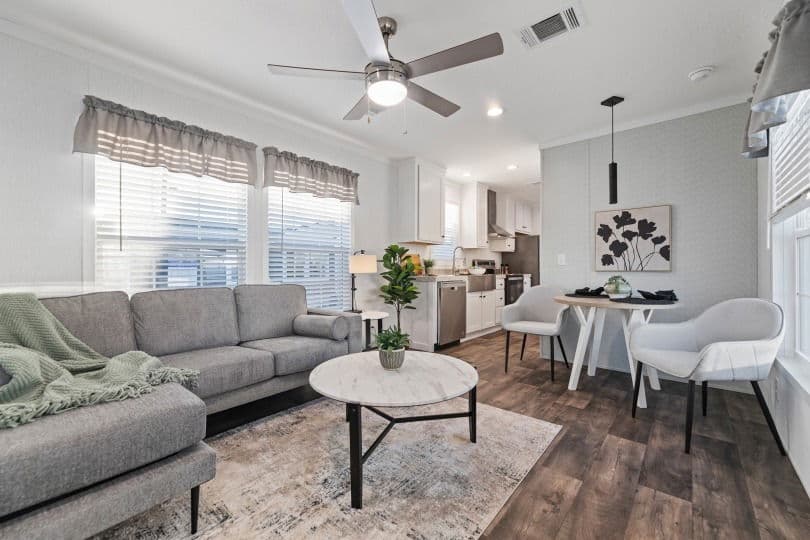 The palmetto rose interior home features