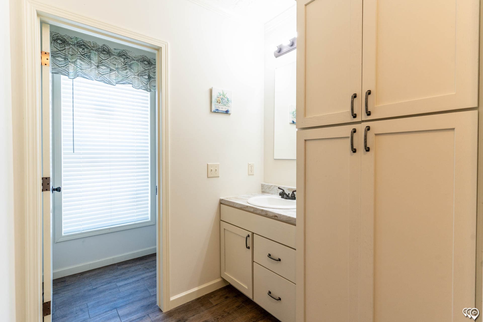 Aimon 4br bathroom home features