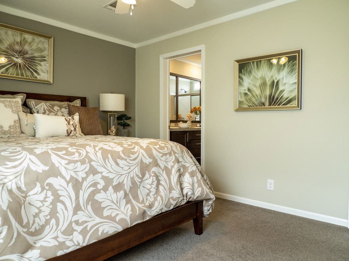 Avon park 24482e bedroom home features