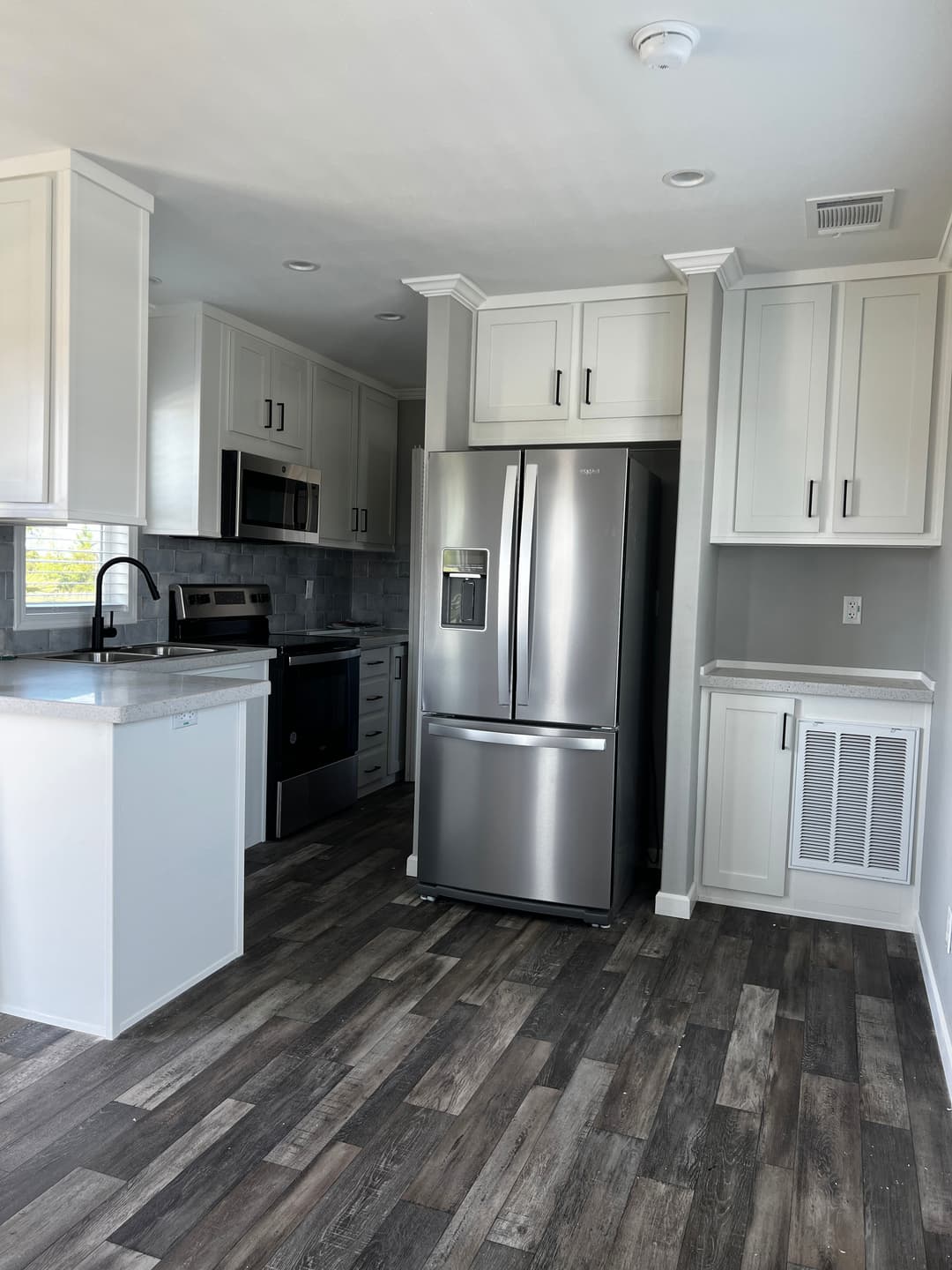 Hawk 12422a interior and kitchen home features