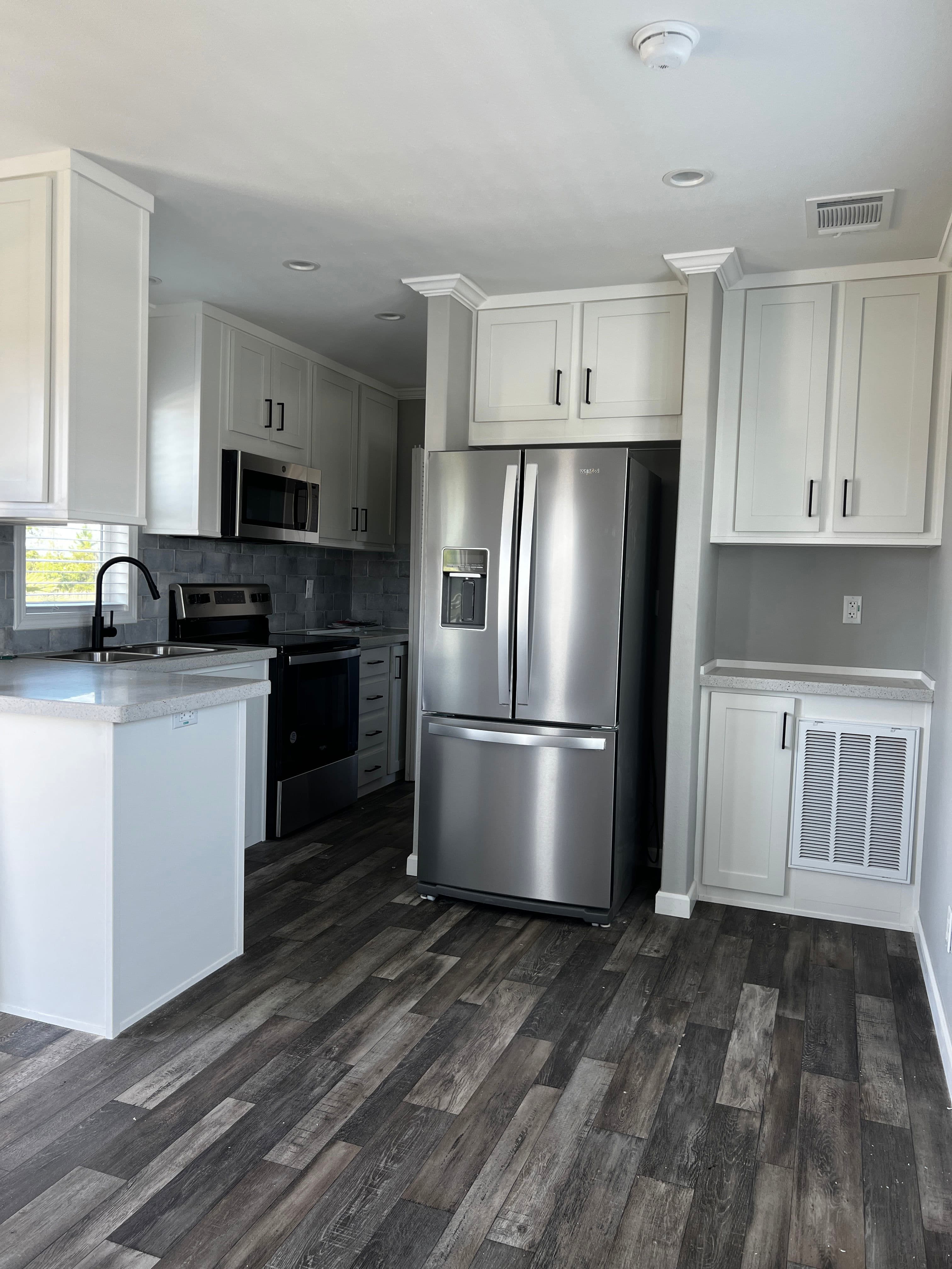 Hawk 12422a interior and kitchen home features