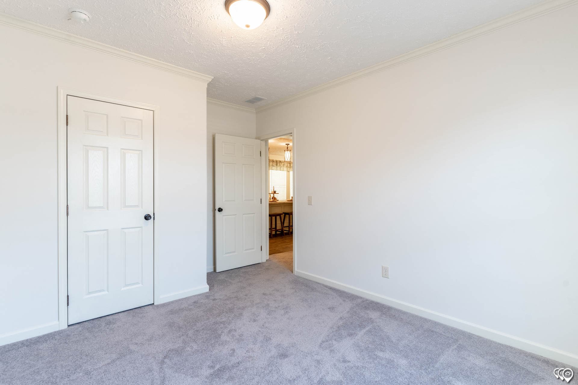 Aimon bedroom home features