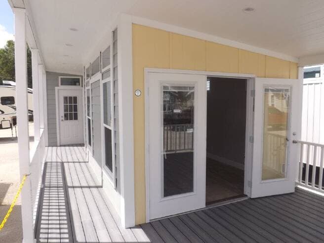 Eagle 15461a exterior and bedroom home features