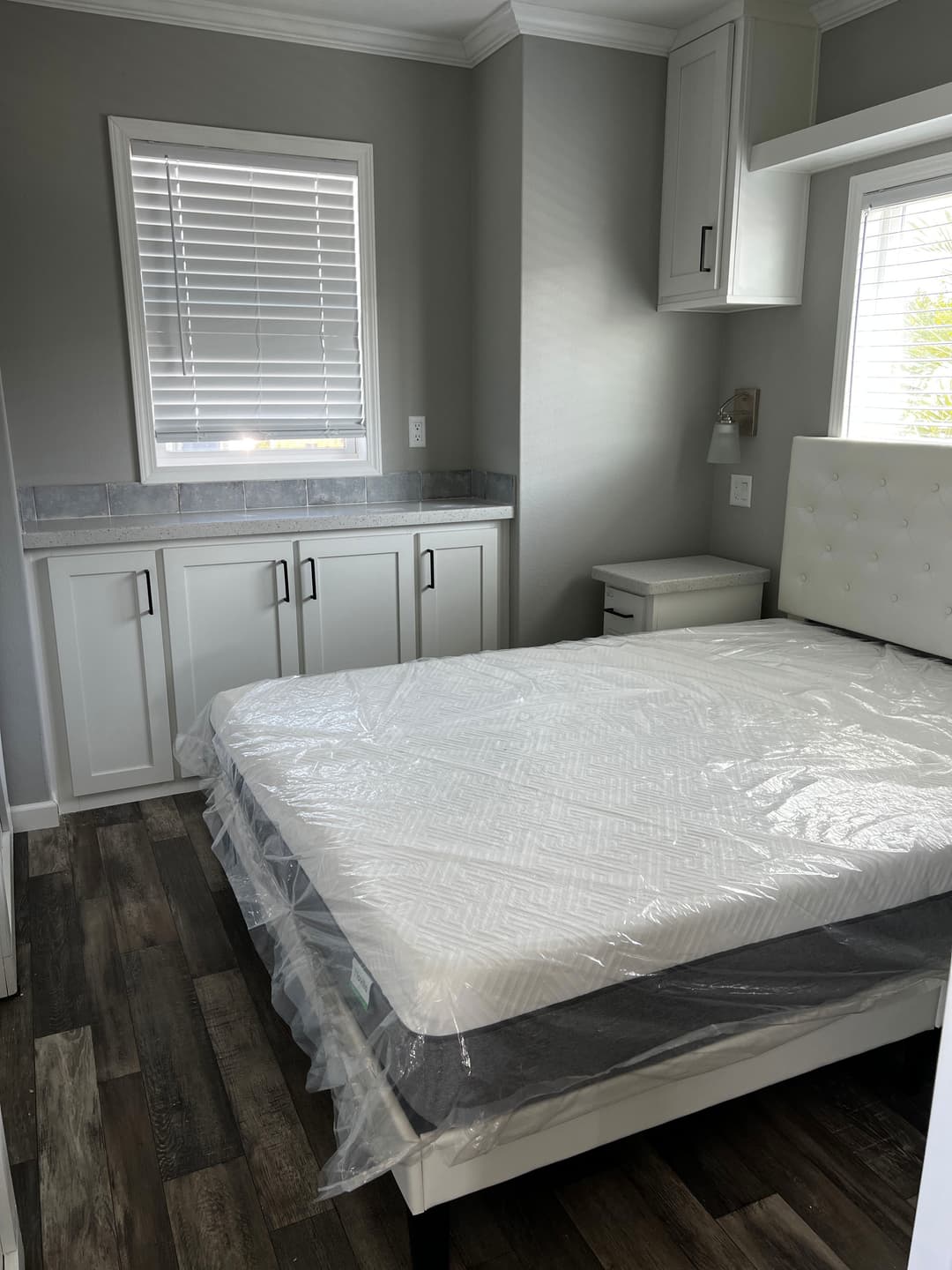 Hawk 12422a interior and bedroom home features