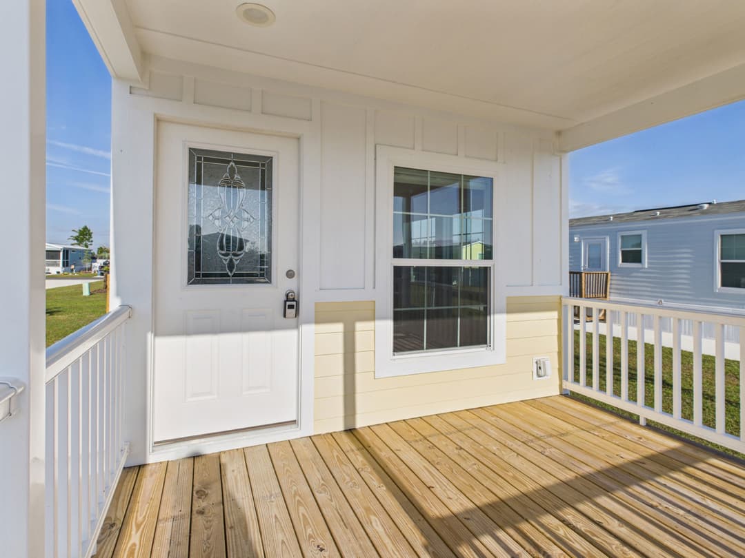 The rose 12401u exterior home features