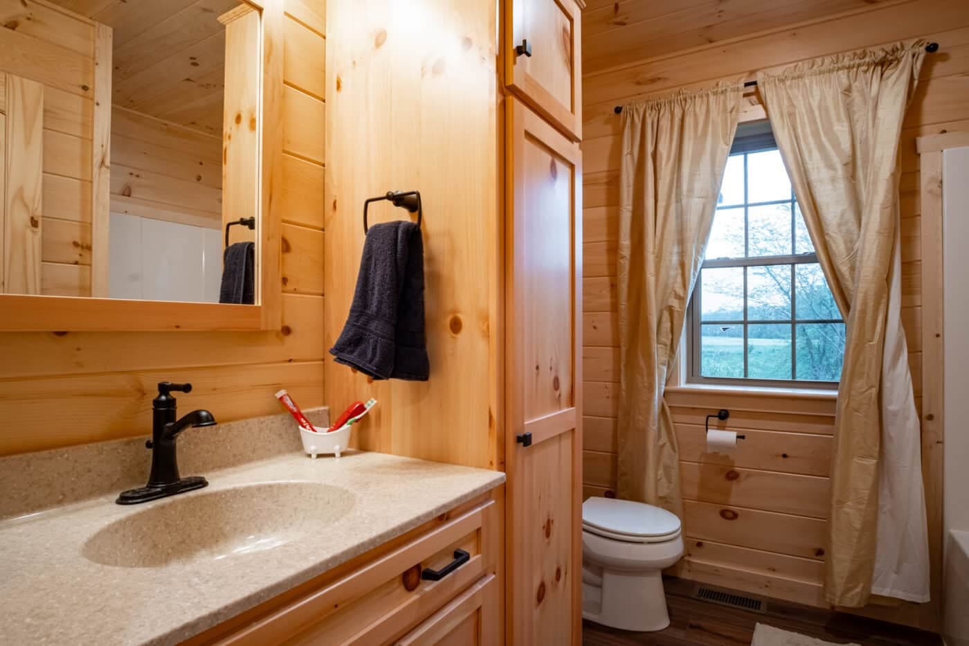 Alpine 2652 bathroom home features