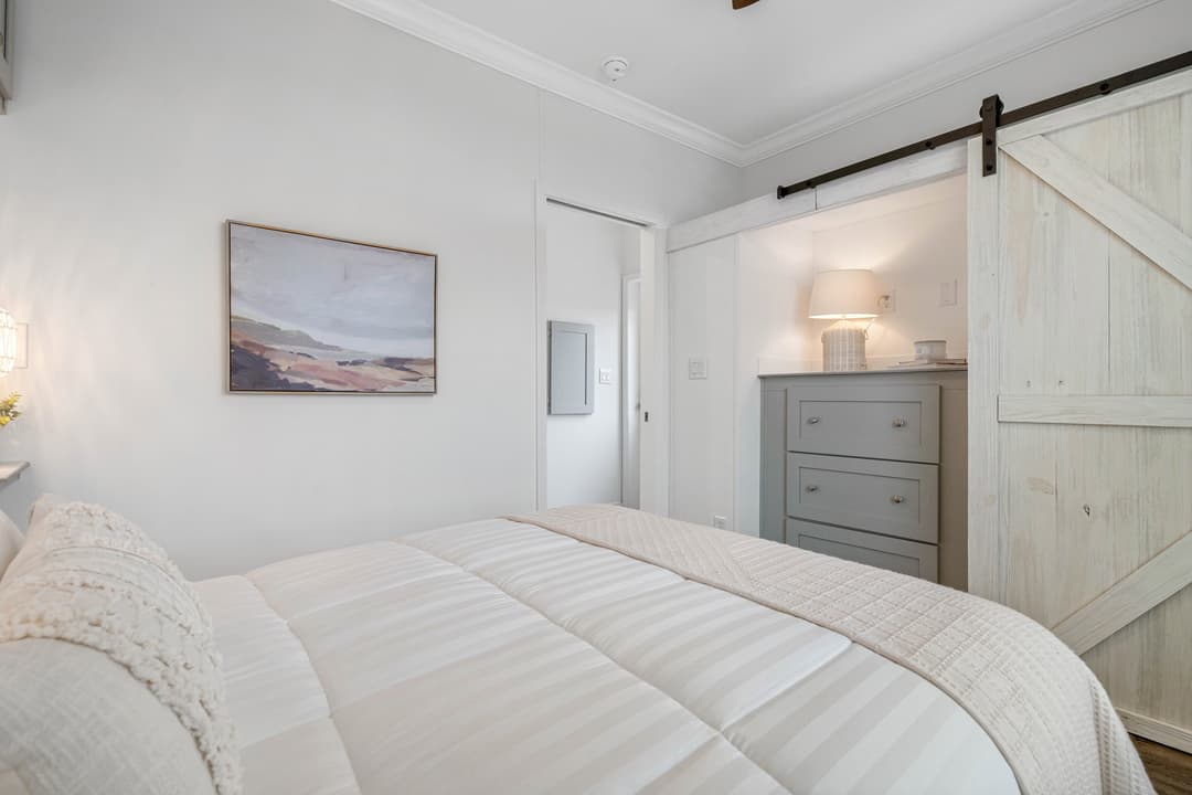 Daisy bedroom home features