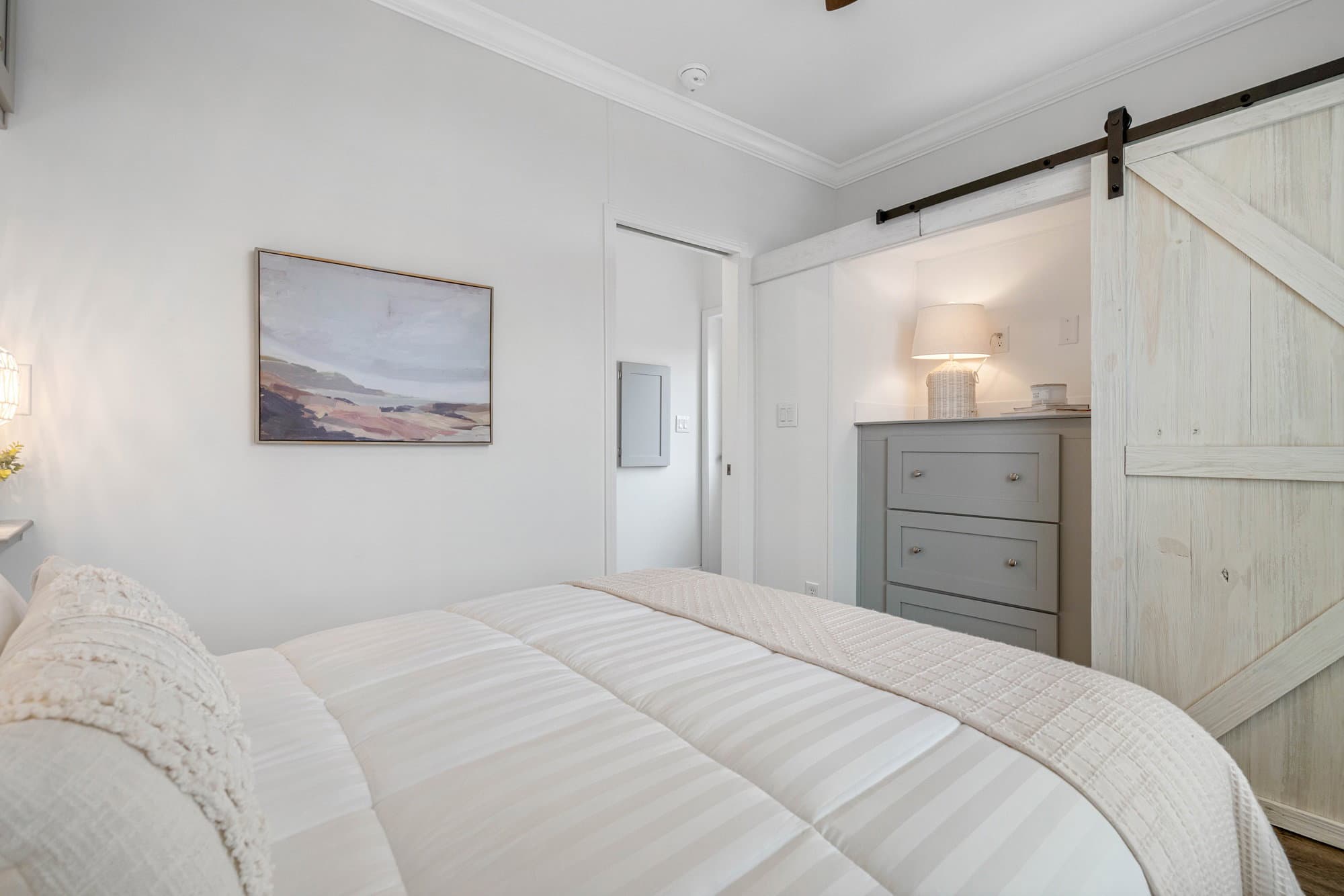 Daisy bedroom home features