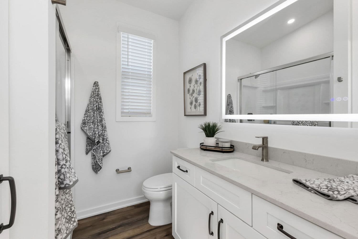 Casa blanca bathroom home features