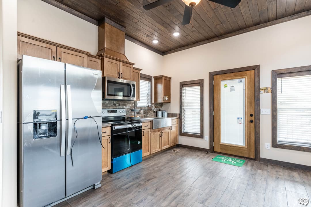 Cozy cabin 1 kitchen home features